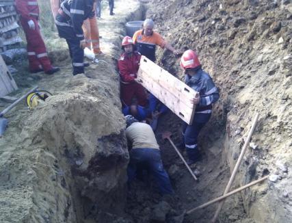 Un muncitor care lucra la canalizarea din Beiuş, în stare gravă după ce a fost "înghiţit" de pământ